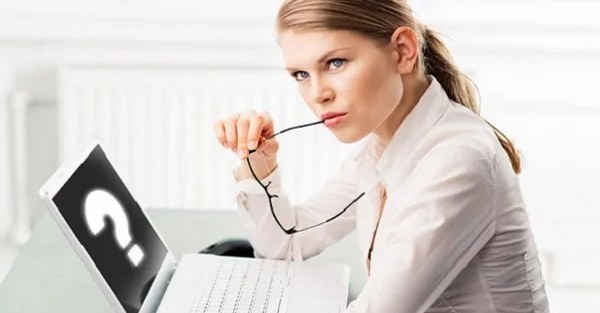 Девушка думает, как правильно искать работу в Интернете.